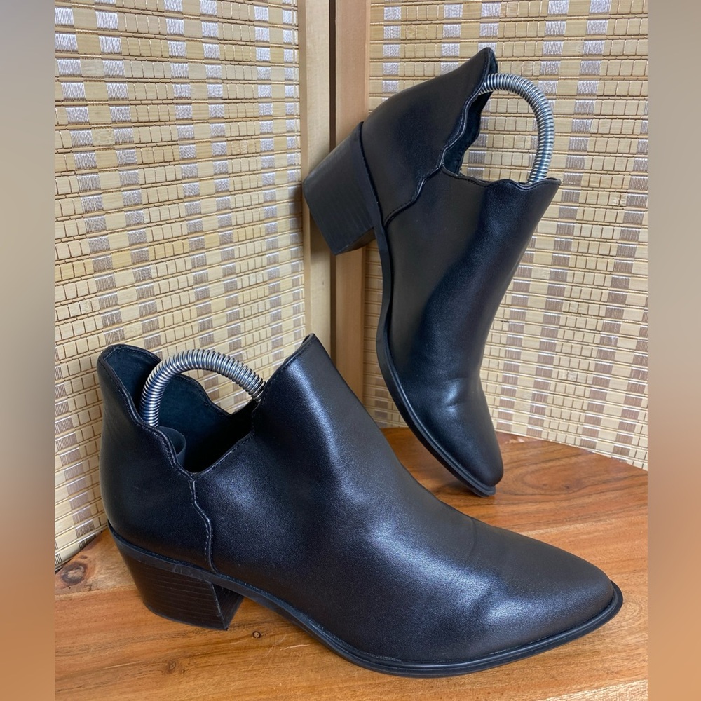 Betsey Johnson Woman’s 7.5 Molly Black Scallop Pointy Bootie Western
